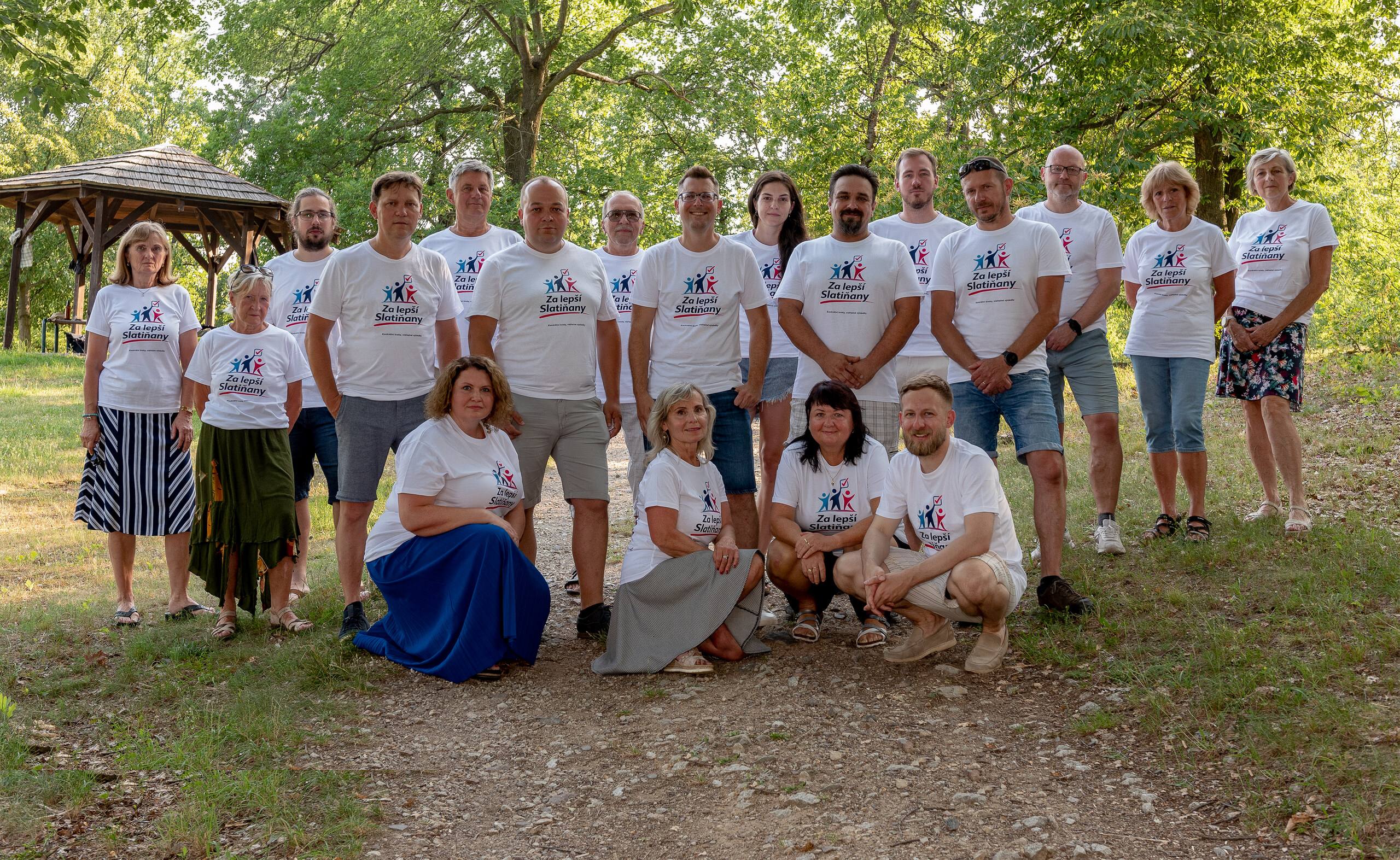 Členové volebního sdružení Za lepší Slatiňany na společném setkání